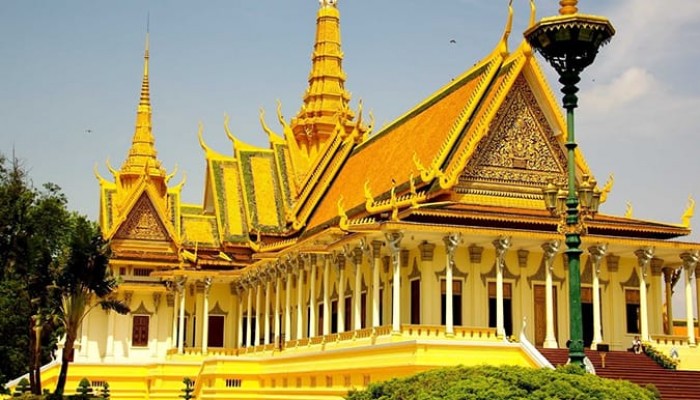 cam-nang-du-lich-campuchia-cung-dien-hoang-gia